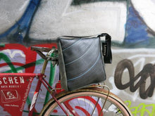 Laden Sie das Bild in den Galerie-Viewer, Tasche aus Motorradschlauch von Leonca